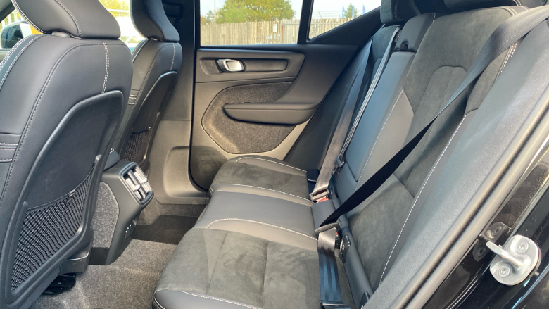 Volvo XC40 2.0 B4P Plus Dark 5dr Auto Petrol Estate